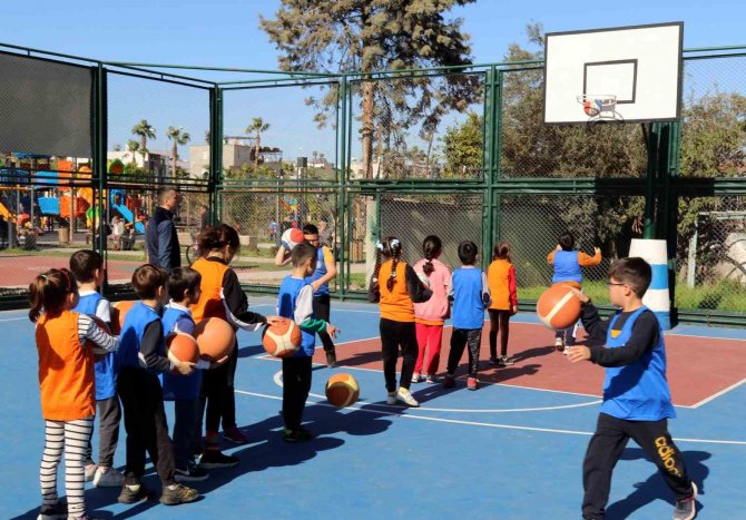 Akdeniz’de Açılan Kurslarla 3 Yılda 10 Bin Çocuk Yüzme Öğrendi