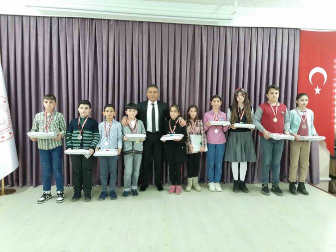 Akıl Ve Zeka Oyunları Turnuvası’nda Dereceye Giren Öğrenciler Ödüllerine Kavuştu