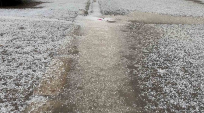 Aksaray’da Şiddetli Dolu Yağışı Şehri Beyaza Bürüdü