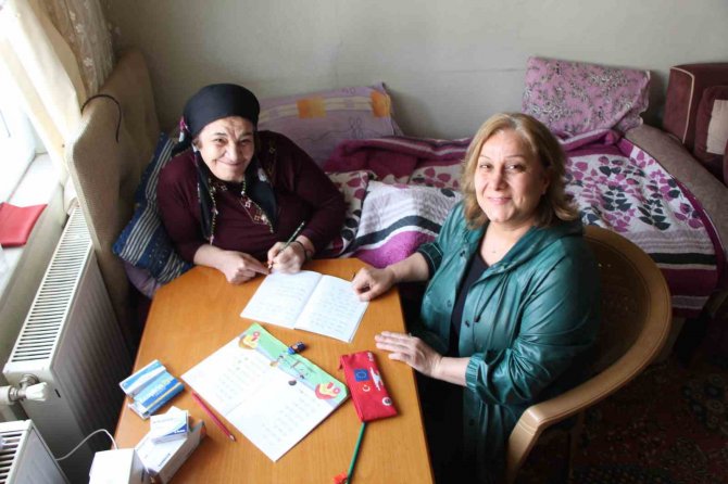 13 Ameliyat Geçirdi, Hasta Yatağında Okuma-yazma Öğreniyor