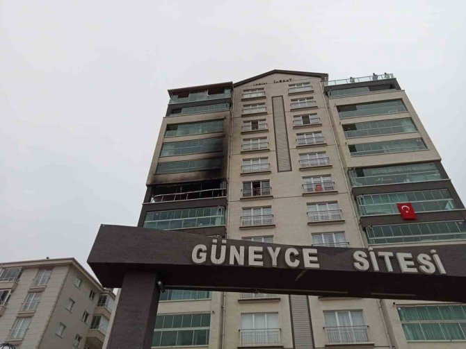 Elektrik Arızasından Çıkan Yangında 14 Kişi Dumandan Etkilendi