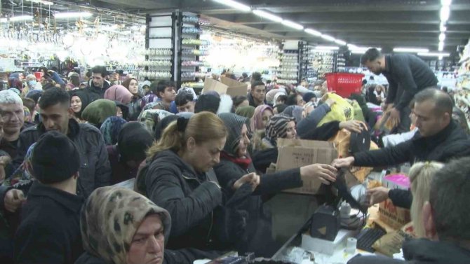 Başkentte Açılış Yapan Mağazada İndirim İzdihamı