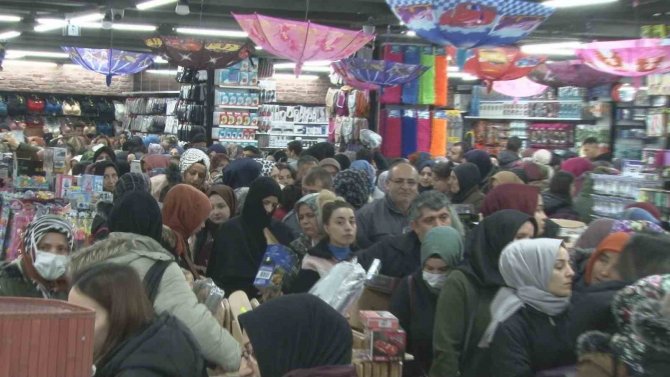 Başkentte Açılış Yapan Mağazada İndirim İzdihamı