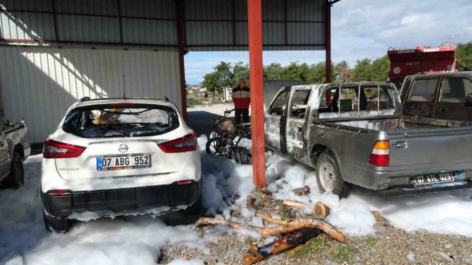 Orman İ̇şletme Şefliği Otoparkında 3 Araç Yanarak Kullanılamaz Hale Geldi