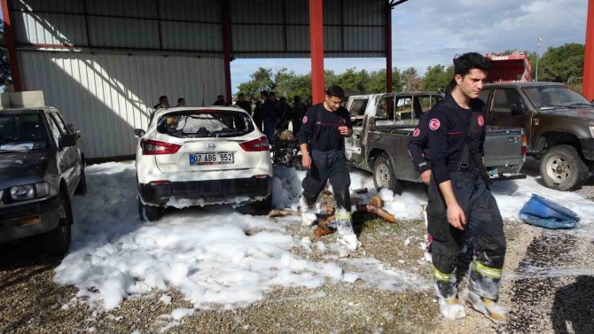Orman İ̇şletme Şefliği Otoparkında 3 Araç Yanarak Kullanılamaz Hale Geldi