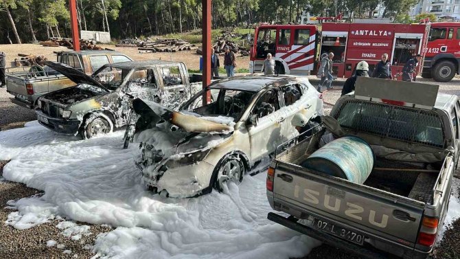 Orman İ̇şletme Şefliği Otoparkında 3 Araç Yanarak Kullanılamaz Hale Geldi
