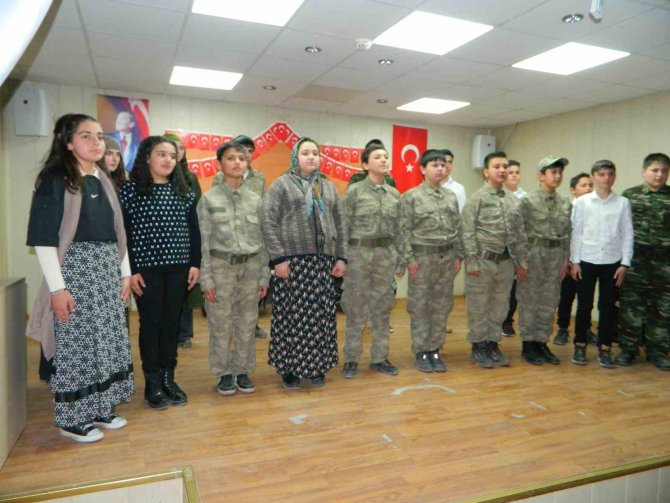 Çanakkale Zaferi Ve Şehitleri Anma Programı Katılanları Duygulandırdı