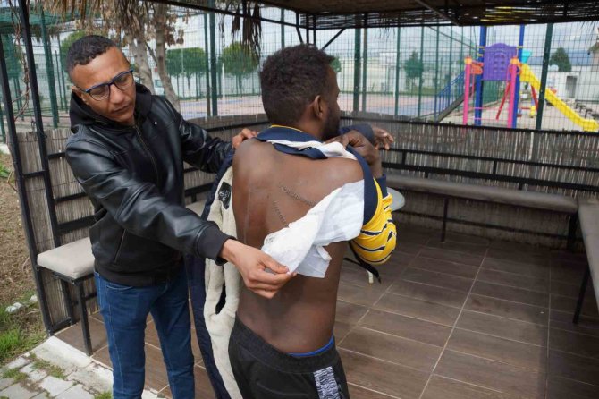 Düzensiz Göçmen Isaak: “‘La İlahe İllallah’ Deme Diyerek Beni Sırtımdan Bıçakladılar”