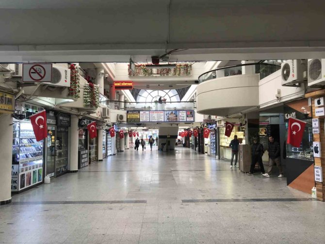 Eskişehir’de Dükkânlar Türk Bayraklarıyla Donatıldı