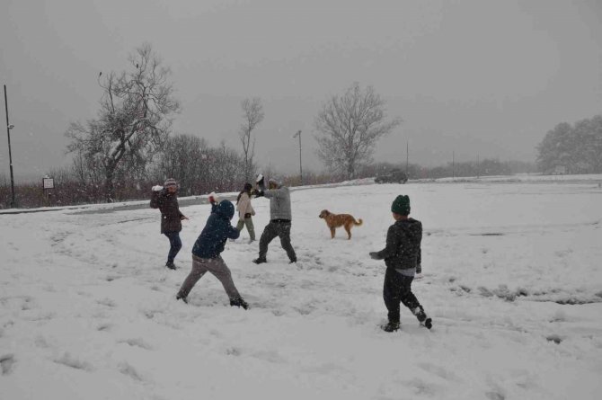 Abant’ta Tatilciler Lapa Lapa Yağan Karın Tadını Çıkardı
