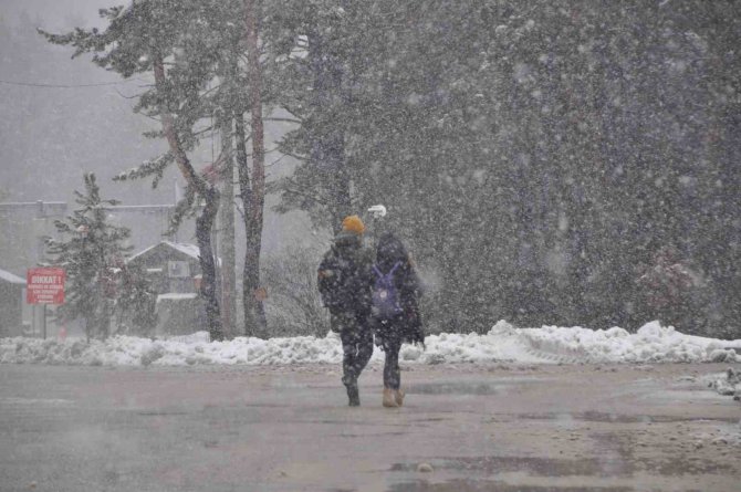 Abant’ta Tatilciler Lapa Lapa Yağan Karın Tadını Çıkardı