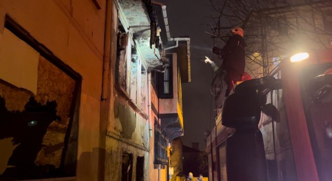 Bursa’da Tarihi Binada Korkutan Yangın