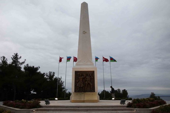 Tarihi Yarımada’da Şehit Olan Azerbaycan Askerlerinin Anısına Yapılan Azerbaycan Anıtı Açıldı