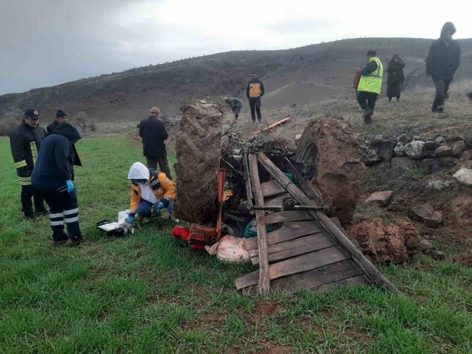 Devrilen Traktörün Altında Kalan Sürücü Öldü