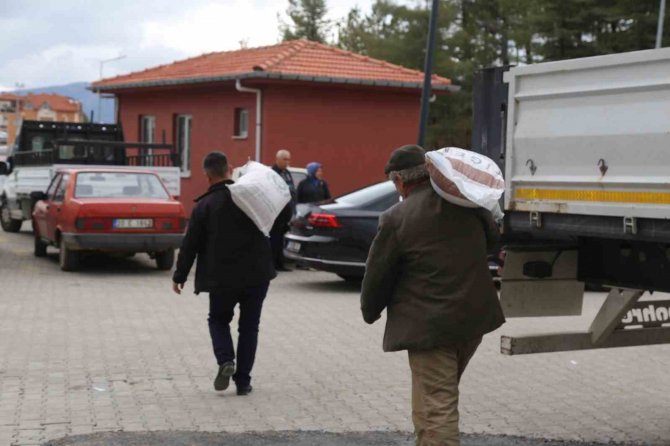 Çamelili Çiftçilere Tohum Desteği Sürüyor