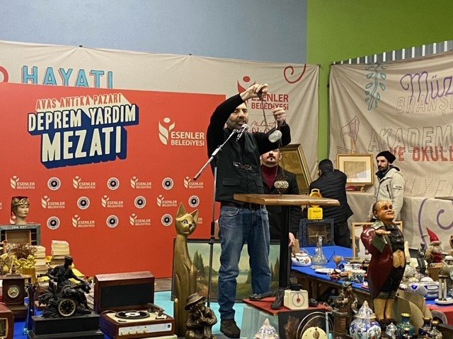 Depremzedeler İçin 500’e Yakın Antika Eser Müzayedeye Çıkarıldı