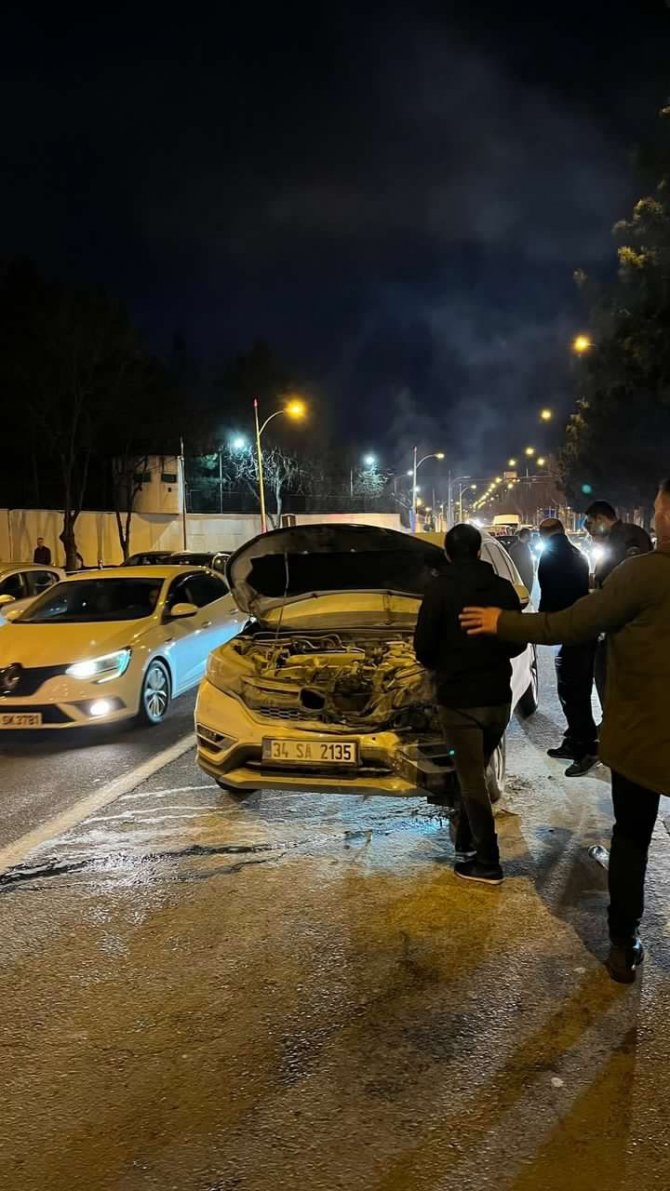 Diyarbakır’da Bir Araç Seyir Halindeyken Cayır Cayır Yandı