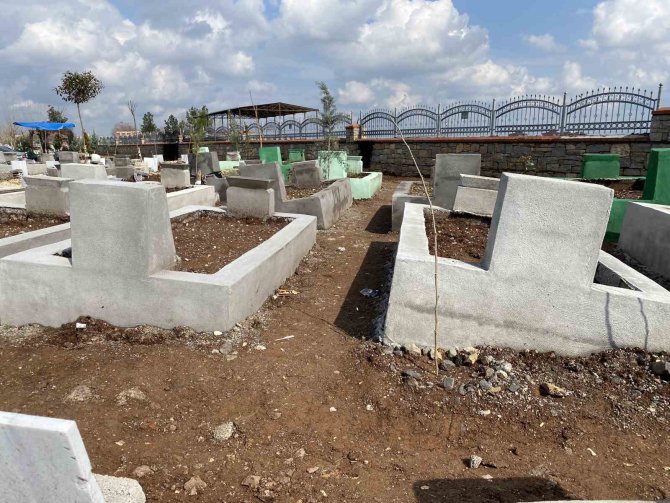 Diyarbakır’da Yağmur Sonrası Depremzedelerin Mezarları Çöktü, Obruklar Oluştu