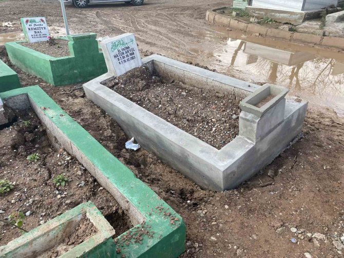 Diyarbakır’da Yağmur Sonrası Depremzedelerin Mezarları Çöktü, Obruklar Oluştu