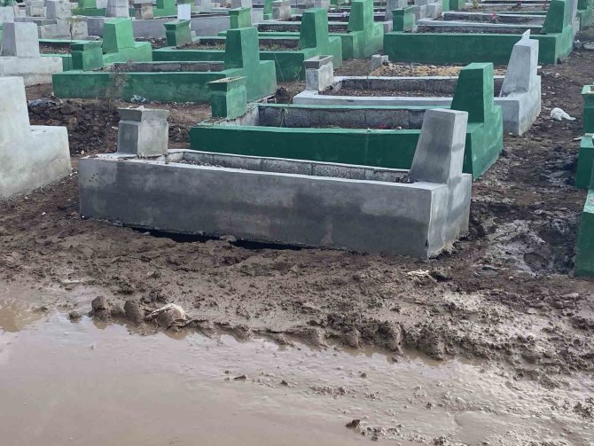 Diyarbakır’da Yağmur Sonrası Depremzedelerin Mezarları Çöktü, Obruklar Oluştu