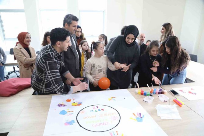 Down Sendromlu Halay Ekibi Hem Coştu Hem Coşturdu