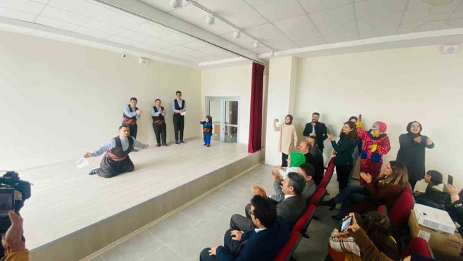 Down Sendromlu Halay Ekibi Hem Coştu Hem Coşturdu