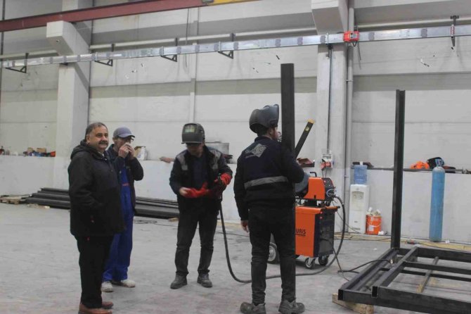Gazetecilerden Konteyner İşçilerine Moral Ziyareti