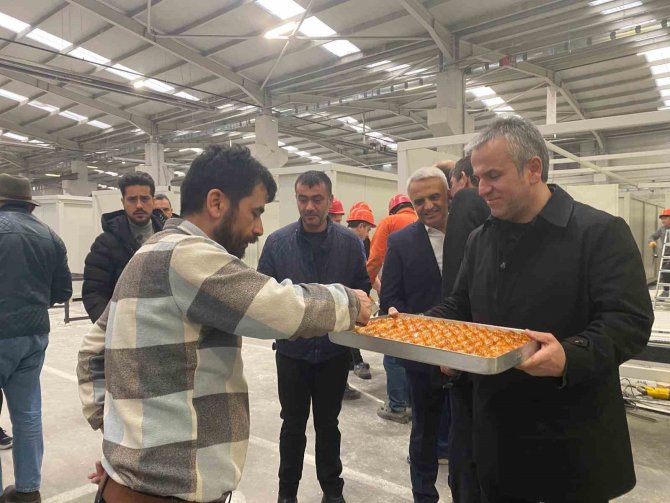 Gazetecilerden Konteyner İşçilerine Moral Ziyareti