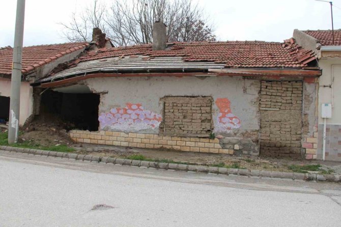 Metruk Evler Tehlike Saçmaya Devam Ediyor