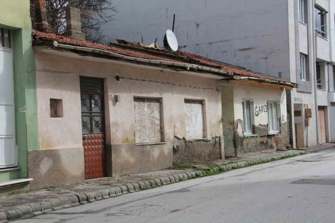 Metruk Evler Tehlike Saçmaya Devam Ediyor