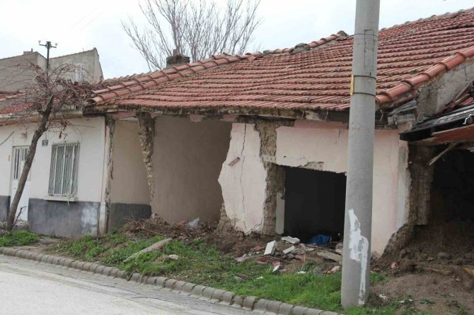 Metruk Evler Tehlike Saçmaya Devam Ediyor