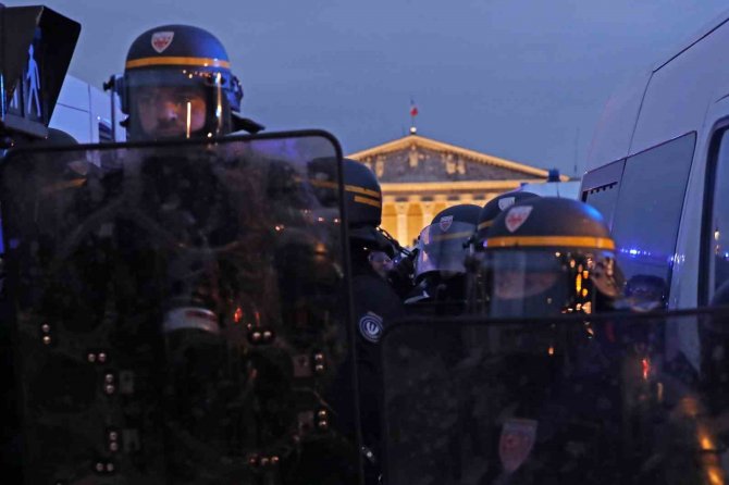 Paris Sokakları Yeniden Karıştı: 61 Gözaltı