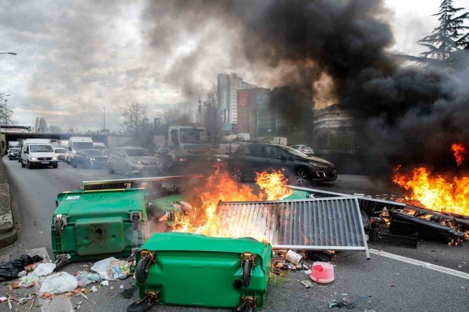 Paris Sokakları Yeniden Karıştı: 61 Gözaltı
