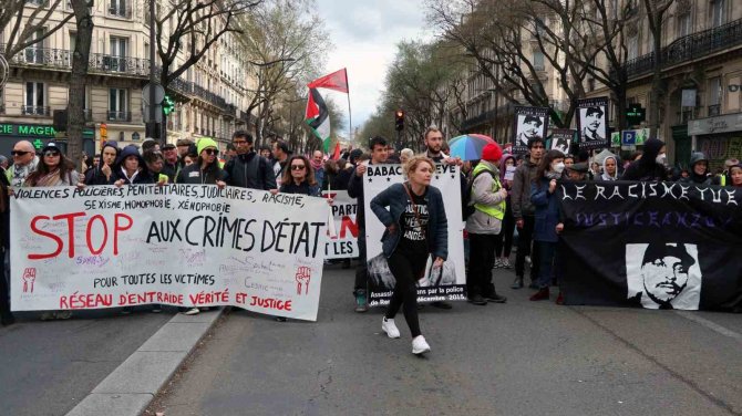 Paris’te Polis Şiddetine Karşı Protesto