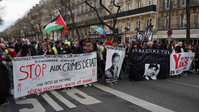 Paris’te Polis Şiddetine Karşı Protesto