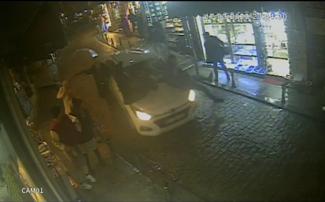 Galata’da Dehşet Anları Kamerada: Otomobil Yayaların Arasına Daldı