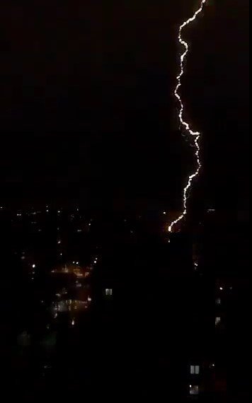 Gaziantep’te Şimşekler Geceyi Aydınlattı