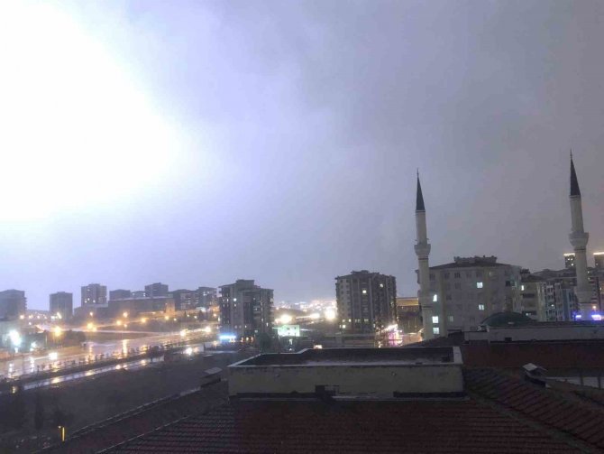Gaziantep’te Şiddetli Dolu Yağışı Kenti Beyaza Bürüdü