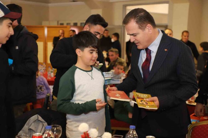 Vali Akbıyık Şehit, Gazi Ve Depremzede Ailelerle Yemekte Bir Araya Geldi