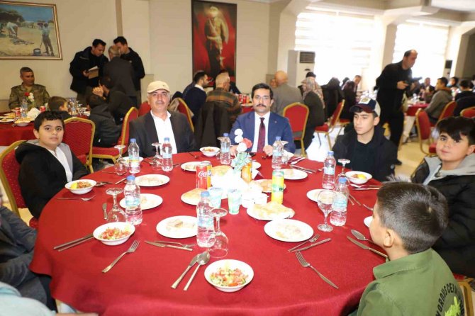 Vali Akbıyık Şehit, Gazi Ve Depremzede Ailelerle Yemekte Bir Araya Geldi