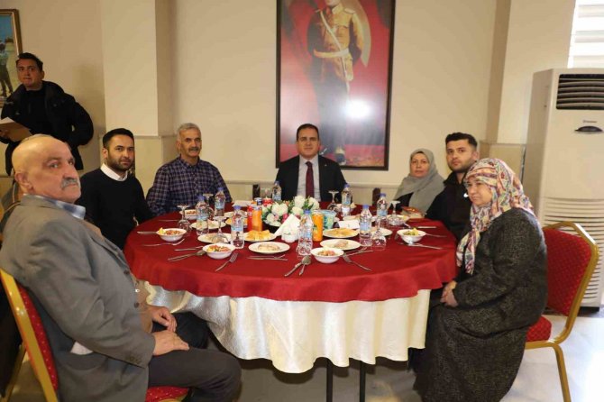 Vali Akbıyık Şehit, Gazi Ve Depremzede Ailelerle Yemekte Bir Araya Geldi