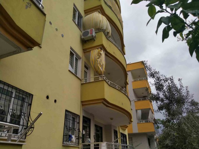Uykusundan ’Deprem Oluyor’ Diyerek Kalkan Kadın İkinci Kattan Atladı, Hayatını Kaybetti