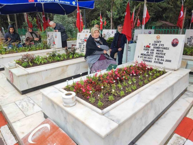 Şehitler Gününde Anneler Gözyaşlarını Tutamadı