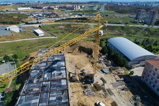 Metrelerce Yükseğe Tırmanarak Operatörlük Yapan Kadın, Vinci Ustalıkla Kullanıyor