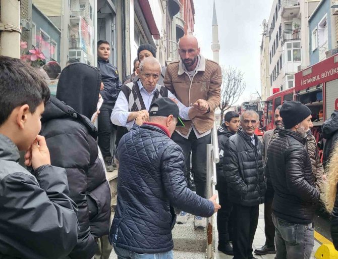 Kağıthane’deki Yangında Mahsur Kalan Yaşlı Çifti Vatandaşlar Kurtardı