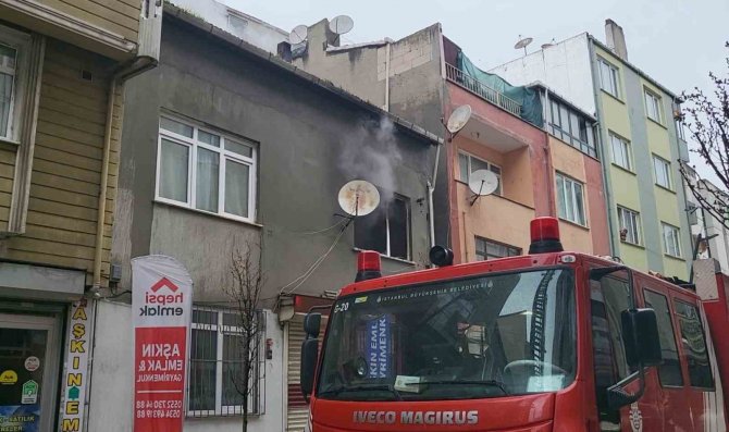 Kağıthane’deki Yangında Mahsur Kalan Yaşlı Çifti Vatandaşlar Kurtardı