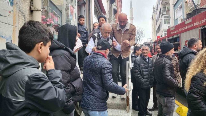 Kağıthane’deki Yangında Mahsur Kalan Yaşlı Çifti Vatandaşlar Kurtardı