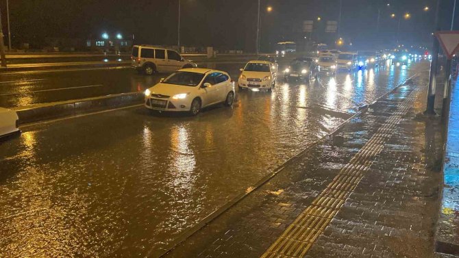 Sağanak Nedeniyle Kapatılan Kahramanmaraş-kayseri Çevre Yolu Kontrollü Trafiğe Açıldı