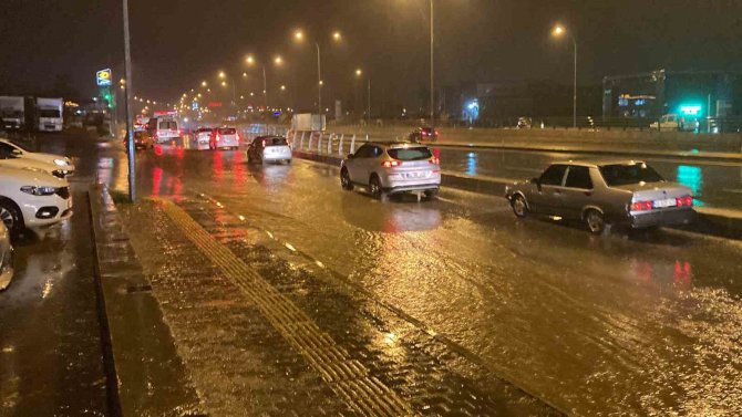 Sağanak Nedeniyle Kapatılan Kahramanmaraş-kayseri Çevre Yolu Kontrollü Trafiğe Açıldı