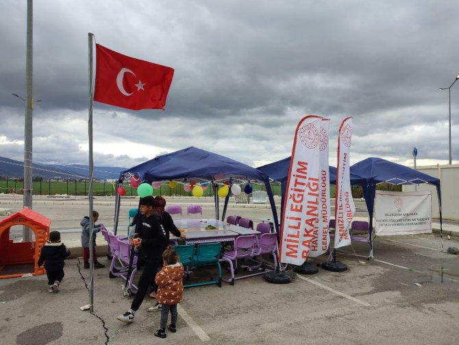 Denizlili Öğretmenler, Emine Ve Elisa İçin Çadırda Doğum Günü Kutlaması Yaptı